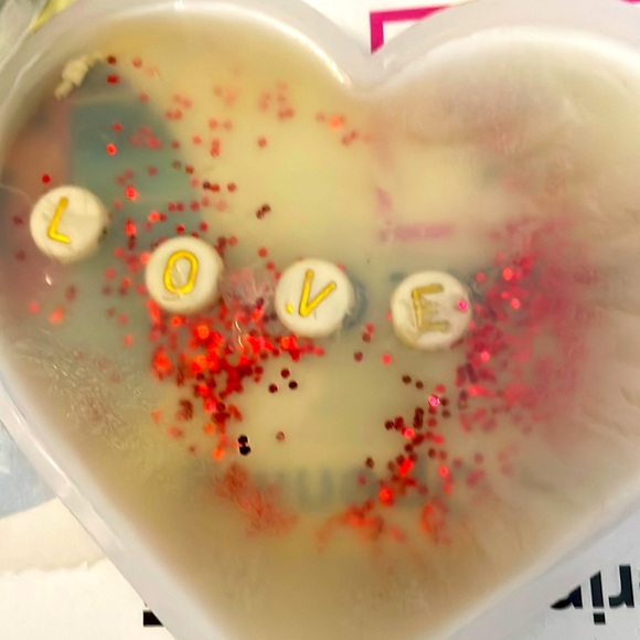 “Love” Soy wax candle melts (10 melts) - Picture 2 of 3